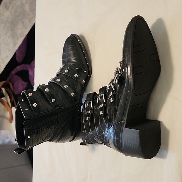 NWOT Women's Black Buckle Zip Up Boots By Fergie Size 6 - Picture 3 of 10